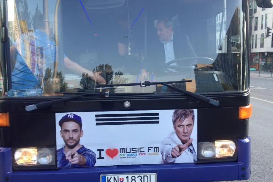 Bochkor Gábor és István Dani a partybuszon