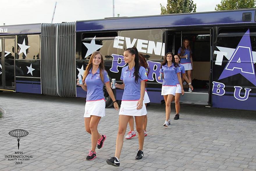 Érkezés partybusszal a Miss international szépségverseny egyik helyszínére